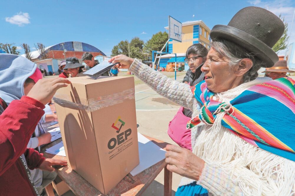 Indígenas aymaras participaban en las elecciones generales de ayer, en la localidad boliviana de Patamanta. Foto/MARTÍN ALIPAZ. EFE