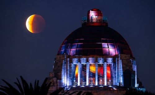 Así se vivió el Eclipse Parcial en CDMX; usuarios comparten las mejores fotos de la Luna de Sangre