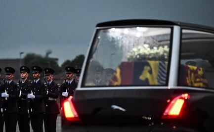 Restos de Isabel II llegan al Palacio de Buckingham; miles acuden a despedirla