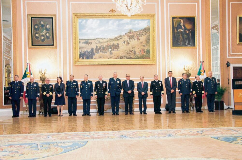 Salvador Cienfuegos Zepeda (centro), titular de la Sedena; Vidal Francisco Soberón Sanz (séptimo de izq. a der.), de la Semar, y Otto Granados Roldán (séptimo de der. a izq.), de la SEP, encabezaron la firma del convenio de colaboración. (ESPECIAL)
