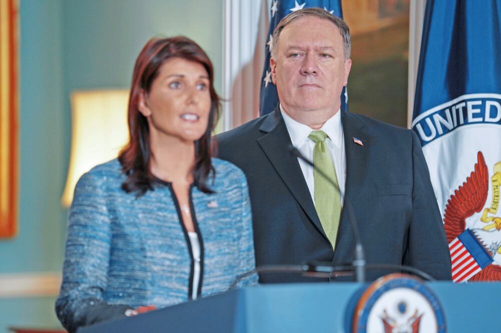 Polémica. La embajadora de EU ante la ONU, Nikki Haley, y el secretario de Estado Mike Pompeo, anunciaron el retiro del país del Consejo de Derechos Humanos. Foto: TOYA SARNO. REUTERS