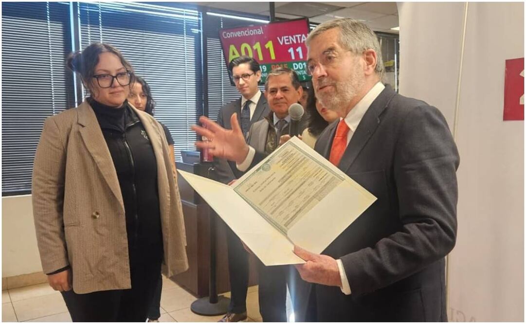 Juan Ramón de la Fuente, titular de la Secretaría de Relaciones Exteriores, entregó en la sede consular la primera acta de nacimiento registrada en Phoenix, este 14 de enero del 2025. Foto: Especial