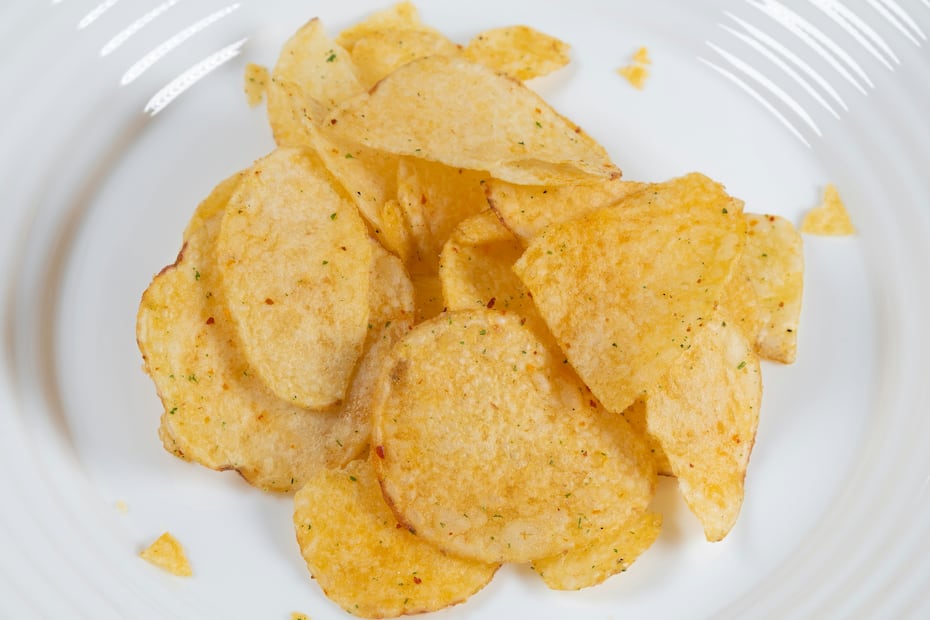 Las papas fritas, al estar elaboradas con sal, pueden tener un contenido elevado de sodio. Foto: Unsplash