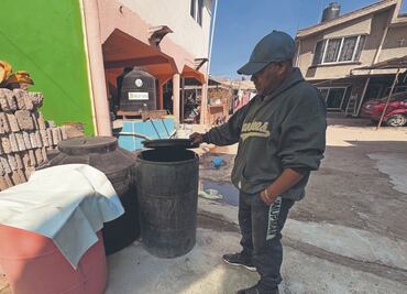 Llenan tinacos y tambos para resistir el corte de agua