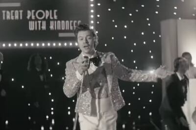 Harry Styles arranca año bailando y arrebatando suspiros