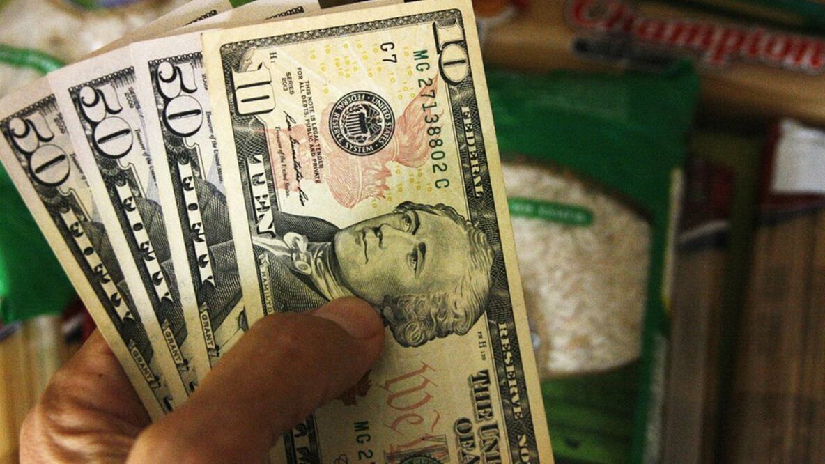 Los expertos creen que ya hay más dólares que bolívares en el país. Foto: Getty Images