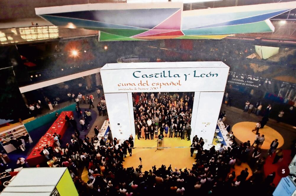 Pabellón de Castilla y León, la comunidad española que fue Invitada de Honor durante la edición de 2010 de la Feria Internacional del Libro de Guadalajara (IMÁGENES TOMADAS DEL LIBRO “30 AÑOS FIL GUADALAJARA”)