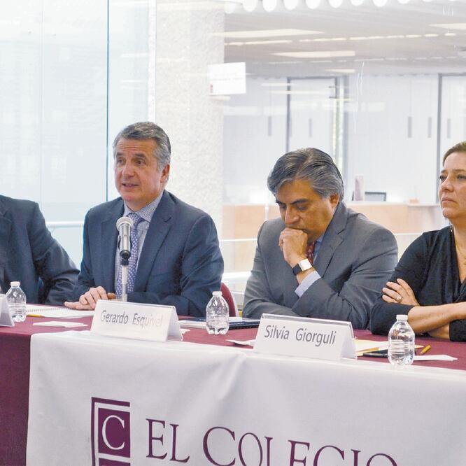 Julio Santaella, presidente del Inegi, y Gerardo Esquivel, subgobernador del Banxico (segundo y tercero de izq. a der., respectivamente), en la conferencia. ARCHIVO EL UNIVERSAL