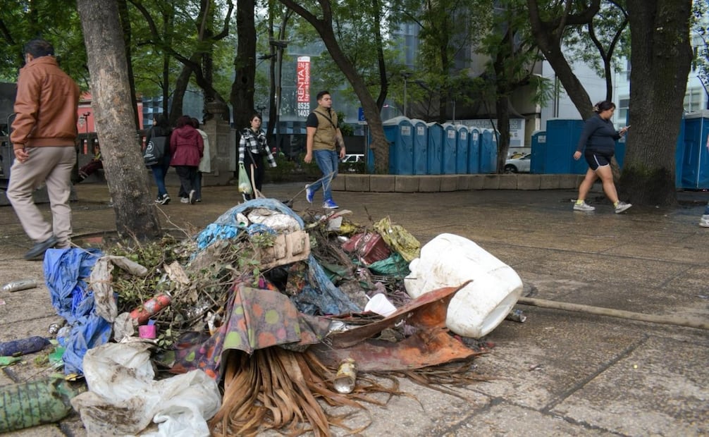 Limpian Paseo de la Reforma tras festejos por triunfo de México. Foto: Santiago Cadena