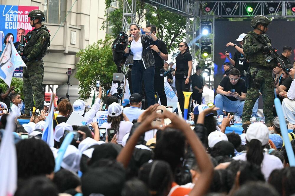 La candidata presidencial de Ecuador para el movimiento Revolución Ciudadana, Luisa González, habla con sus partidarios durante su mitin de cierre de campaña en Guayaquil, provincia de Guayas, Ecuador, el 6 de febrero de 2025. Foto: AFP