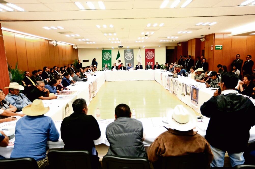 Los padres de los 43 estudiantes secuestrados y desaparecidos en Iguala, Guerrero, se reunieron ayer con Arely Gómez González, titular de la Procuraduría General de la República, para tratar de concretar acuerdos (CUA RTOSCURO)