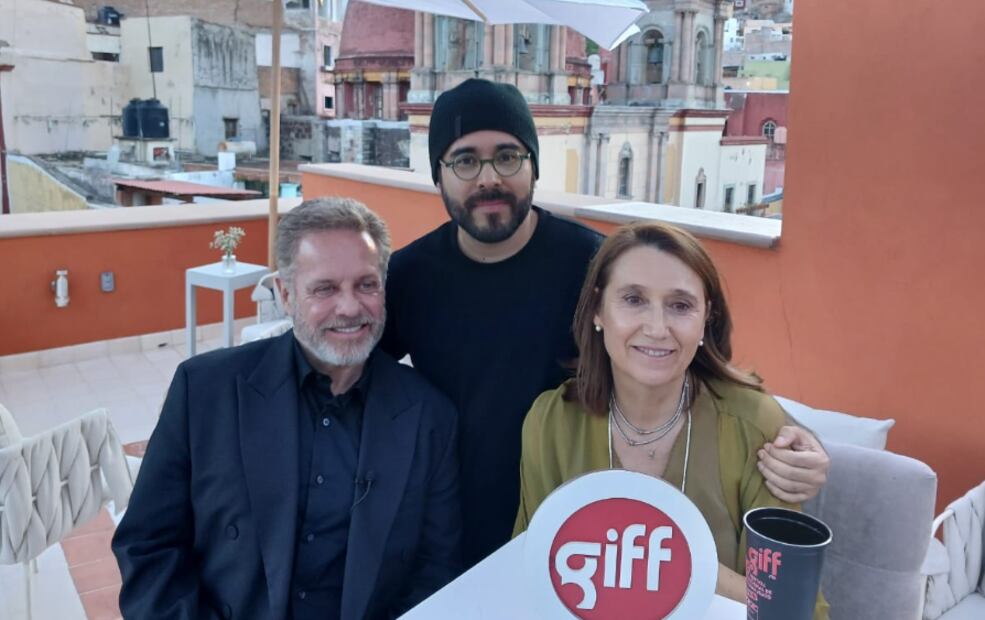 Los actores Alexis Ayala y Carmen Beato, junto con el director Gilberto González.
Foto: César Huerta / EL UNIVERSAL