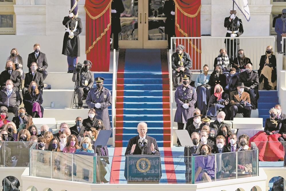 El presidente Joe Biden, ayer en su discurso inaugural en el que afirmó que es deber de todo ciudadano estadounidense, pero especialmente de sus líderes elegidos, “defender la verdad y derrotar la mentira”. Foto: PATRICK SEMANSKY. EFE