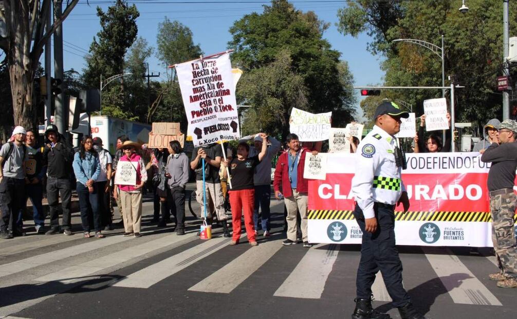 Alrededor de 25 habitantes de los pueblos de Santa Úrsula Xitla
bloquearon avenida Insurgentes, a la altura del Metrobús Fuentes Brotantes de la Línea 1 (26/11/2024). Foto:  Rafa García / EL UNIVERSAL