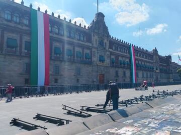 Refuerzan Palacio Nacional con vallas; normalistas alistan marcha por el 11 aniversario del caso Ayotzinapa