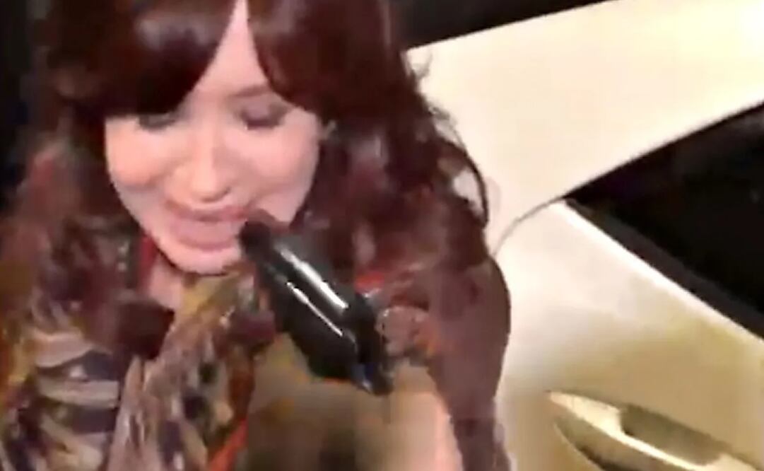 El momento en que apuntan y gatillan la pistola contra Cristina Kirchner. Foto: Tomada del video
