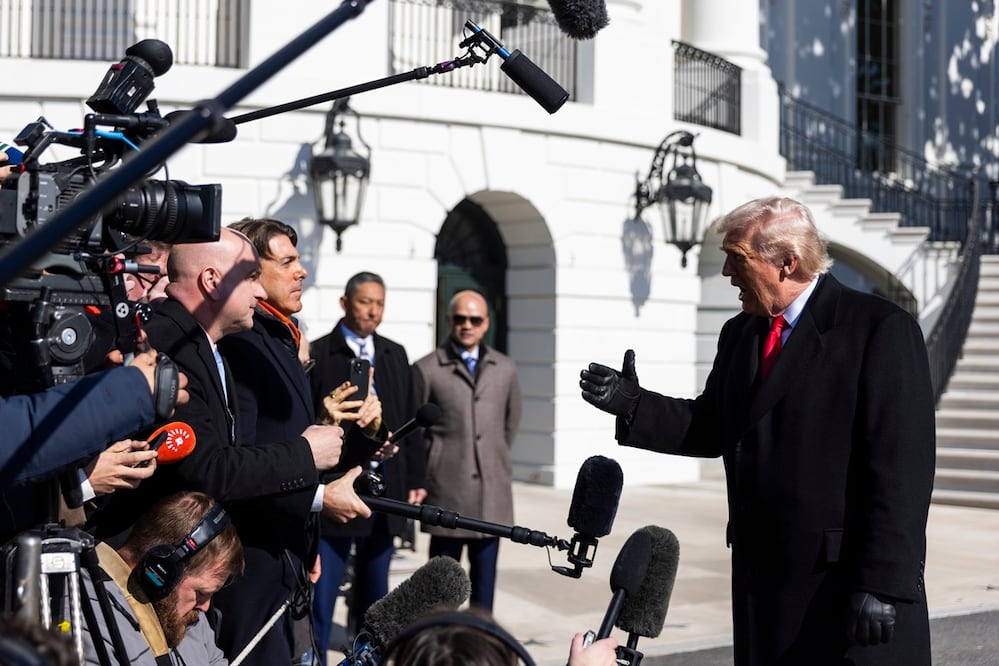 El presidente estadounidense, Donald Trump, al salir de la Casa Blanca. Foto: EFE