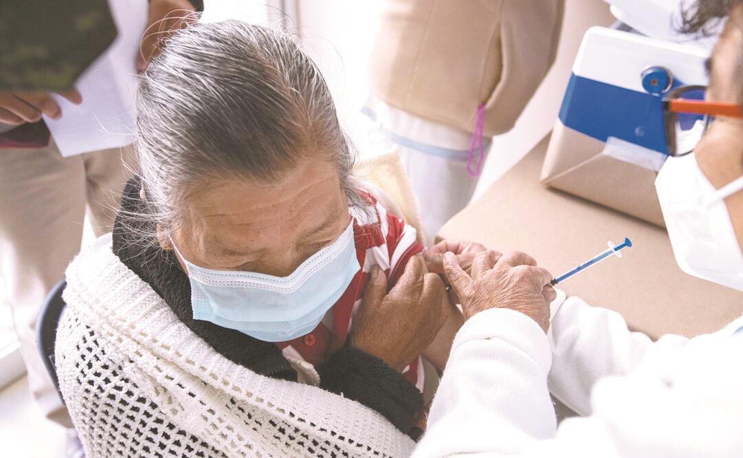 Felipa Alvarado fue de los primeros adultos mayores en recibir la vacuna contra el Covid-19 en el estado de Querétaro. Foto: Demián Chávez. EL UNIVERSAL