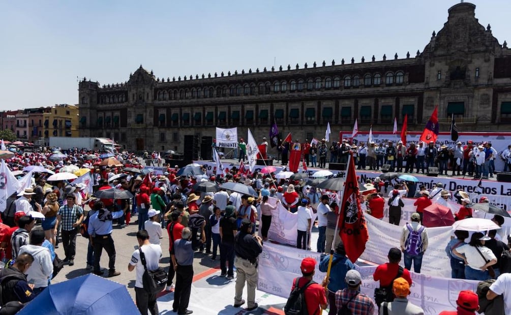 Integrantes de la CNTE protestan en el Zócalo capitalino y exigen diálogo con la presidenta Claudia Sheinbaum (01/05/2026). Foto: Hugo Salvador / EL UNIVERSAL