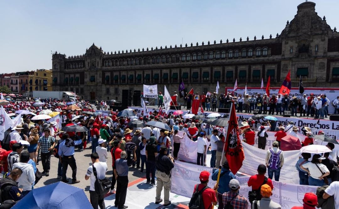 Integrantes de la CNTE protestan en el Zócalo capitalino y exigen diálogo con la presidenta Claudia Sheinbaum (01/05/2026). Foto: Hugo Salvador / EL UNIVERSAL