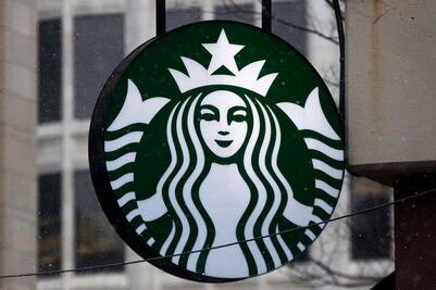 Starbucks cerrará tiendas y despedirá a empleados como parte de su plan de recuperación