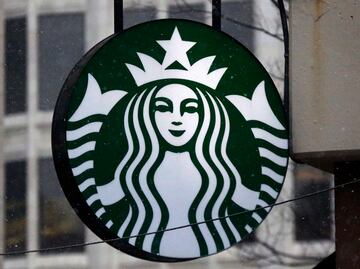 Starbucks cerrará tiendas y despedirá a empleados como parte de su plan de recuperación