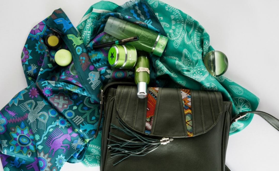 Casual vibrante: Mascadas y bolso de Pineda Covalin,  protector labial de EOS, maquillaje de M.A.C, perfume de DKNY, PowerMud de GlamGlow, crema de La Mer, loción de Lancôme.