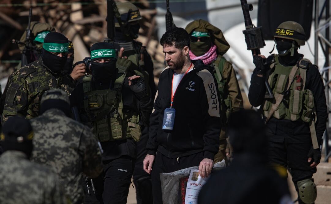Militantes de Hamas escoltan al rehén estadounidense-israelí Sagi Dekel Chen antes de entregarlo al equipo de la Cruz Roja. Foto: EFE
