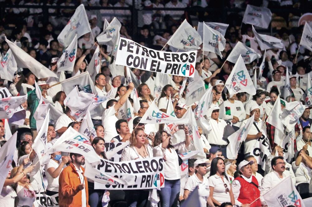 Un grupo de trabajadores petroleros también acudió a apoyar a Mikel Arriola y se sumo a la ola de vítores que inundaron el recinto (IRVIN OLIVARES. EL UNIVERSAL)