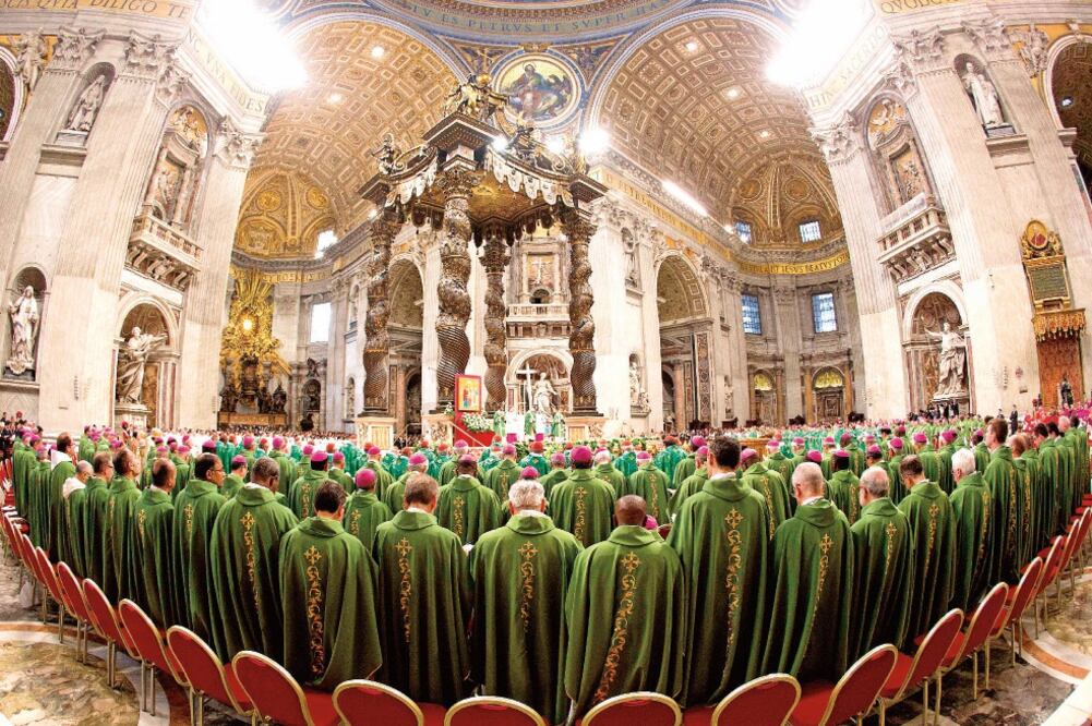 Obispos y cardenales durante el inicio del sínodo dedicado a la familia, que inauguró ayer el papa Francisco, en la Basílica de San Pedro, en el Vaticano (ALESSANDRA TARANTINO. AP)