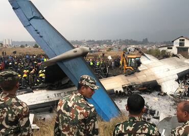 Rescatan a 30 personas por accidente de avión en Nepal; hay 7 muertos