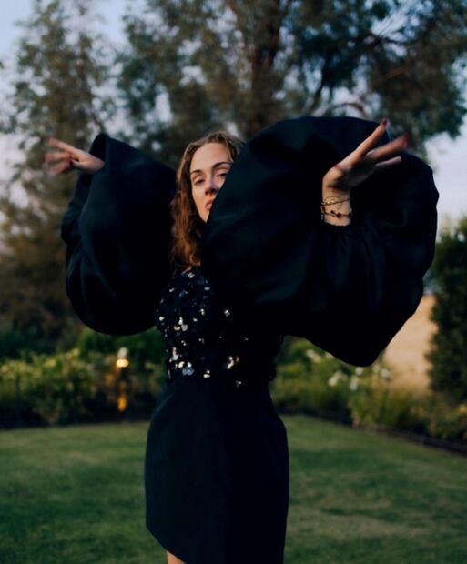 Adele celebra sus 34 con vestido de Carolina Herrera y cara lavada