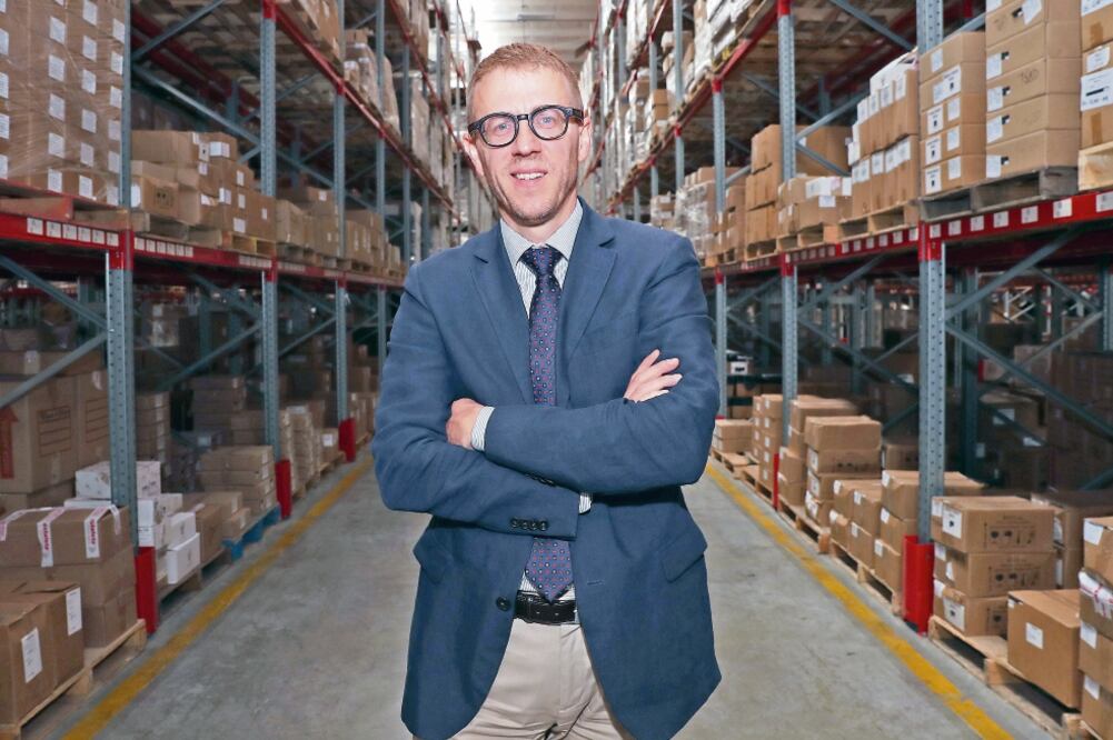 Ingo Babrikowski, director general de Estafeta Mexicana, expuso que la empresa está completando alianzas internacionales relacionadas con el transporte marítimo y aéreo para fortalecer el movimiento de carga (ARIEL OJEDA. EL UNIVERSAL)