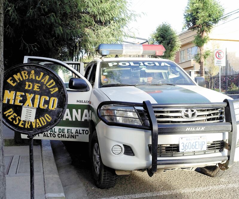 Un vehículo de la policía boliviana permanece a las afueras de la embajada de México en la ciudad de La Paz. La SRE denunció que los agentes policiacos se dedican a tomar fotografías del interior de la sede diplomática. DAVID MERCADO. REUTERS