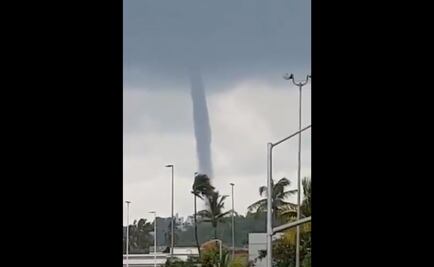 Tromba marina sorprende a habitantes de Manzanillo, Colima