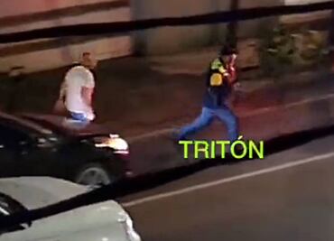 Video. "Patitas para qué las quiero"; Policía de tránsito roba celular de conductor y huye en su patrulla