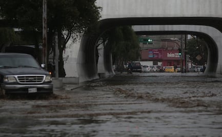 Tormenta de granizo deja calles, casas inundadas y dos canales desbordados en Toluca