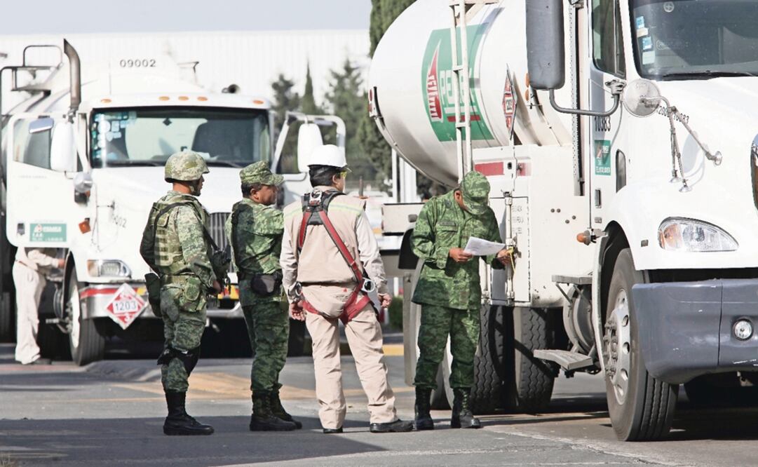 Pemex spends around MXN$8.86 billion a year on fuel transport via tanker trucks - Photo: Jorge Alvarado/EL UNIVERSAL