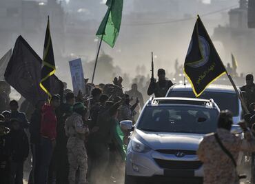 FOTOS: En medio de una caótica entrega de prisioneros, Hamas libera 8 rehenes en Gaza