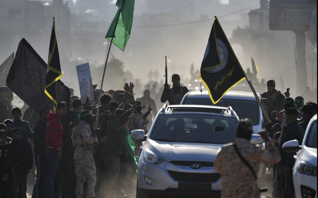 Milicianos enmascarados de Hamas liberaron a ocho rehenes el jueves 30 de enero de 2025, como parte del alto al fuego en la Franja de Gaza. Foto: AP
