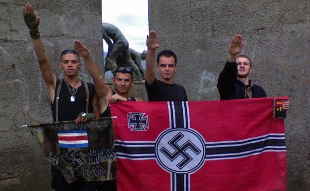 La iniciativa de portar una cruz gamada fue idea del director de la obra para plasmar la disposición de un ciudadano a dejarse "corromper". Foto: Archivo