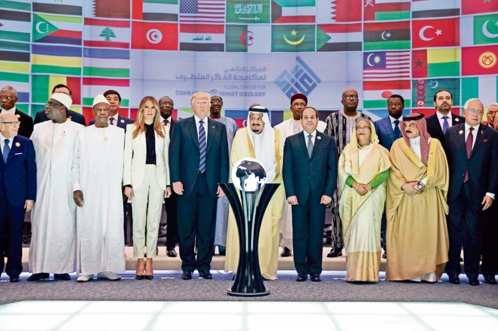 El presidente Donald Trump y el rey de Arabia Saudita, Salman bin Abdulaziz, inauguraron ayer el centro global dedicado a la lucha contra el extremismo en Riad. (EVAN VUCCI. AP)