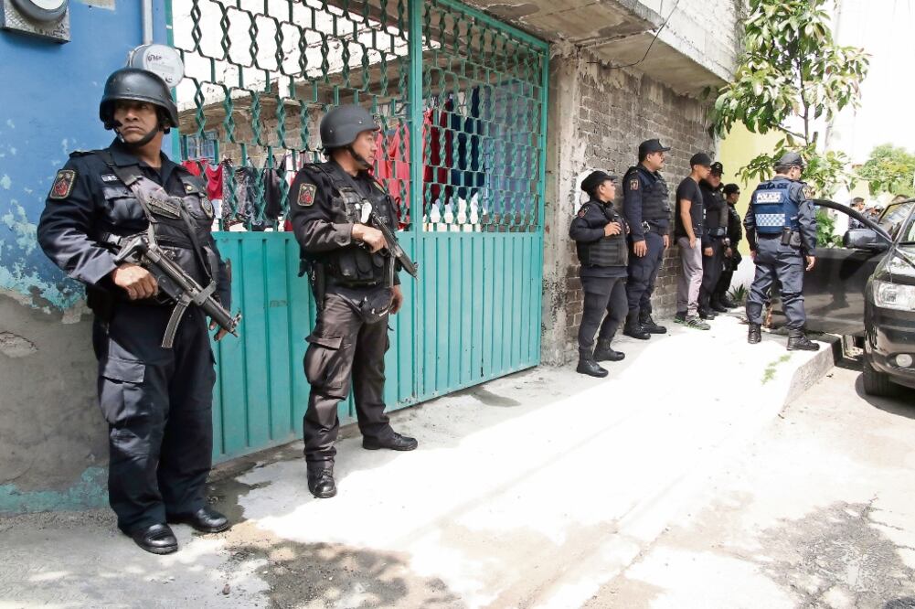 Las autoridades indicaron que la presencia policiaca continuará en la zona de Tláhuac para erradicar la actividad criminal (LUIS CORTÉS. EL UNIVERSAL)