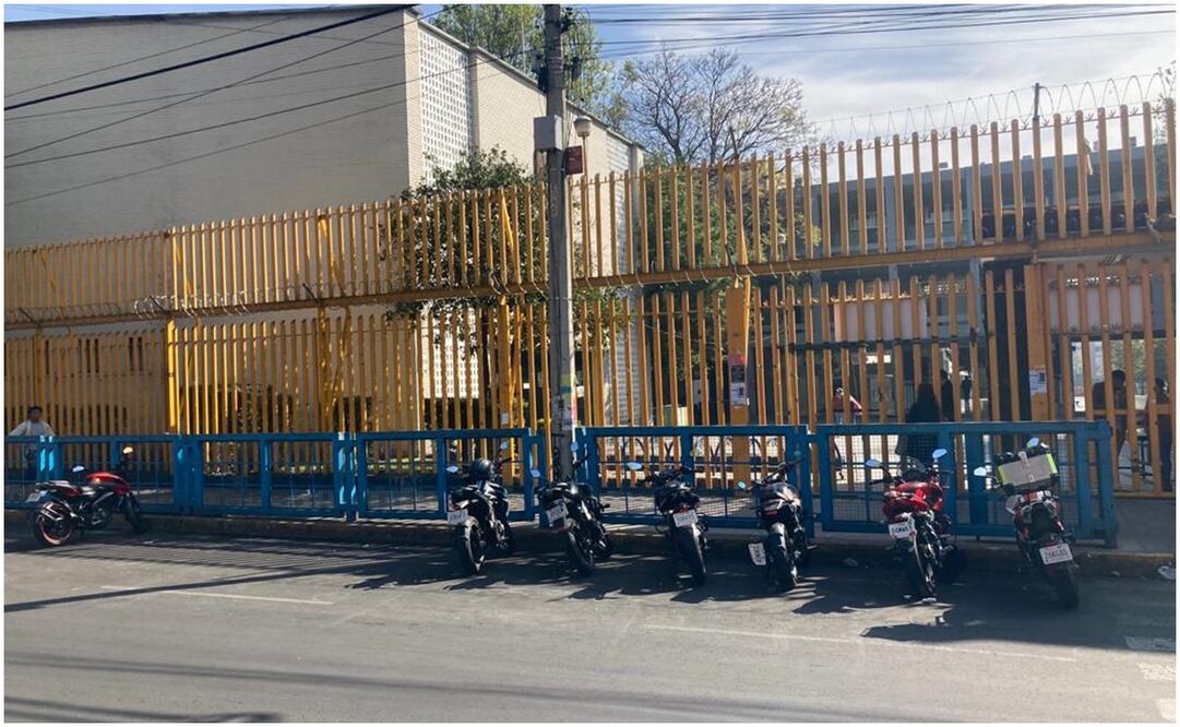 Al menos 15 personas con el rostro cubierto y con vestimenta color negro ingresaron al plantel ubicado en la calle Lomas de Plateros colonia Merced Gómez en la alcaldía Álvaro Obregón. Foto: JUAN CARLOS WILLIAMS