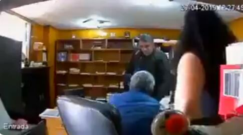 Captan momento en que sujeto mata a abogado en su despacho