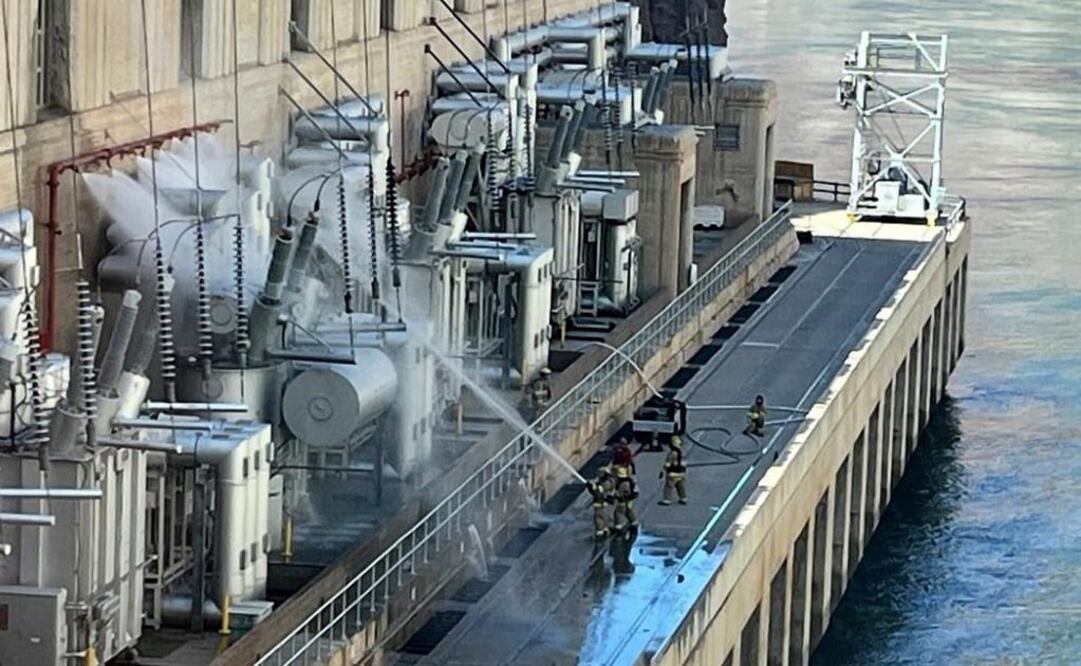 Bomberos extinguen un incendio en la presa Hoover que limita con Nevada y Arizona. Foto: AP 