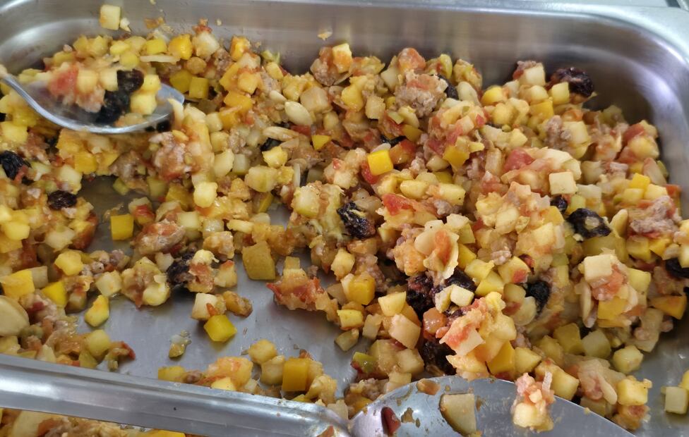 El picado parejo de las frutas tradicionales evita un relleno jugoso que remoje el chile poblano. Foto: Marisol Toriz / EL UNIVERSAL.