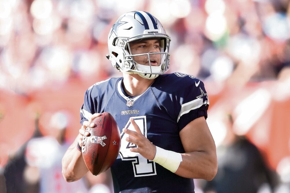 El novato quarterback de los Cowboys sigue en plan ascendente en el año (DAVID RICHARD. AP)