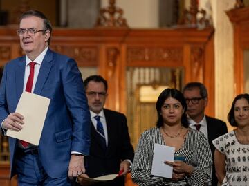 Ebrard: FGR investiga empresas de textil por engañar al Gobierno; cancelan registro de mil 62 molinos para importación de acero