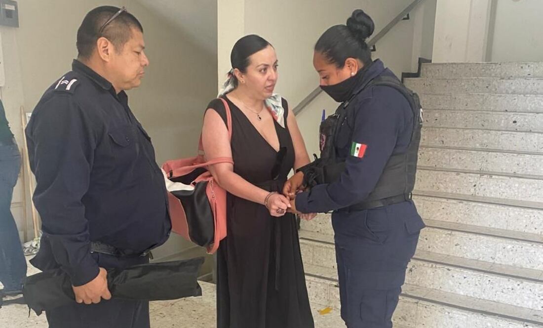 Ana Ronquillo fue esposada y expulsada de la sesión de cabildo en Cadereyta Jiménez, NL (14/03/2025). Foto: Especial